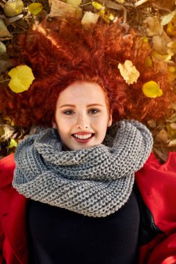 Kadın yatan düşmüş yapraklarda Üstten Görünüm  