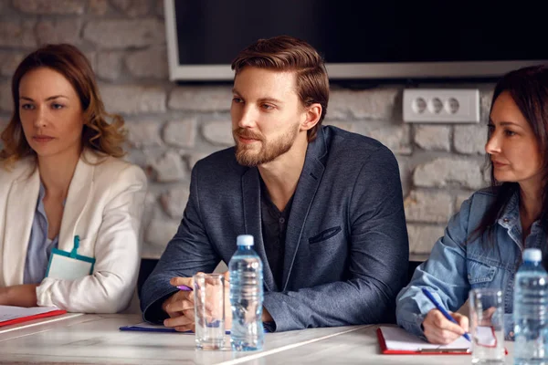 Komisyon şirket istihdam için ciddi adam