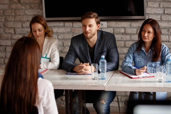 Üç aday ile konuşurken istihdam Komisyonu üyesi  