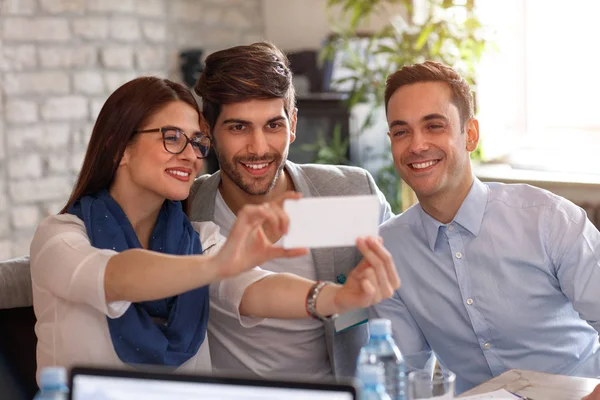 Colegas hacen selfie en la oficina — Foto de Stock