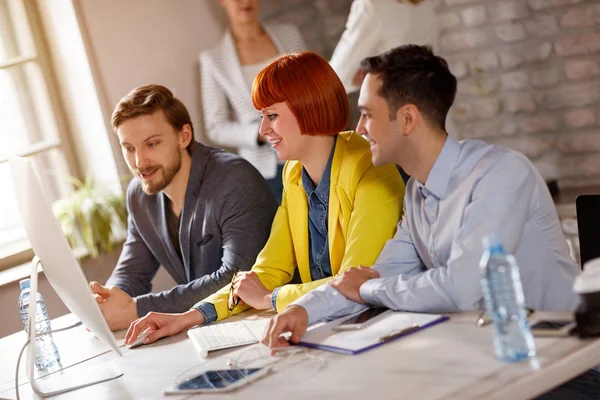 Genç tasarımcılar takım birlikte fotoğraf arıyor 