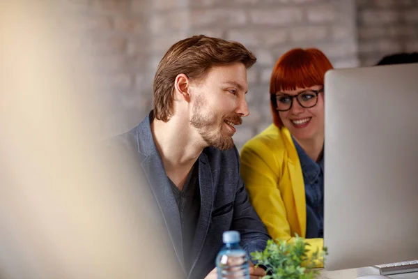 Homme d'affaires avec femme d'affaires au travail travaillant ensemble — Photo