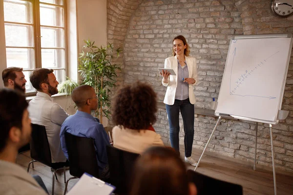 Performer talar på seminarium — Stockfoto