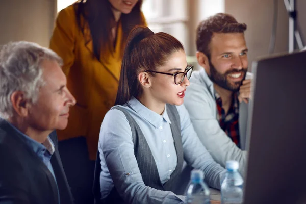 Empresarios con gerente masculino trabajando en estudio de diseño —  Fotos de Stock