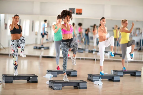 Fitness group training on stepper — Stock Photo, Image