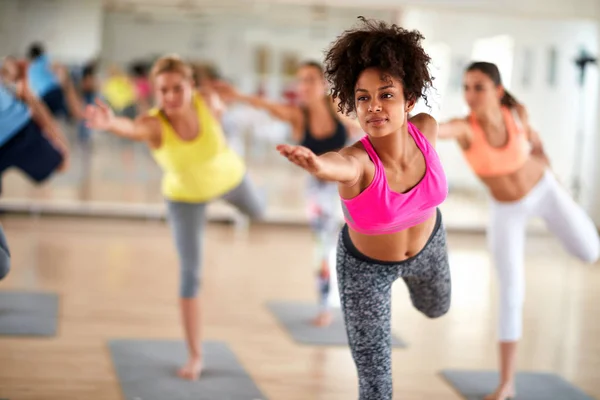 Zwarte meid op lichaam evenwicht opleiding — Stockfoto