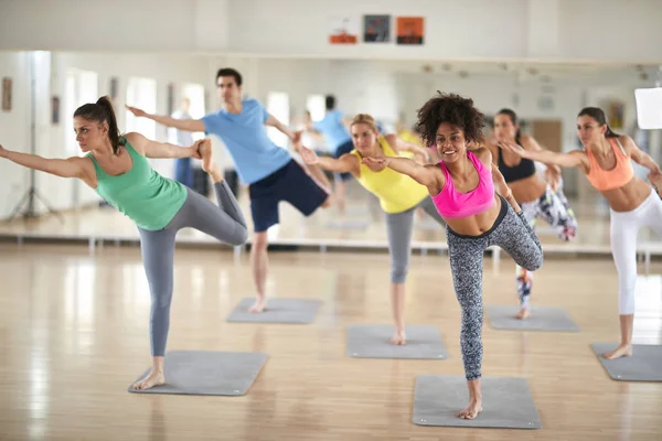 Grupo de entrenamiento sobre equilibrio corporal —  Fotos de Stock