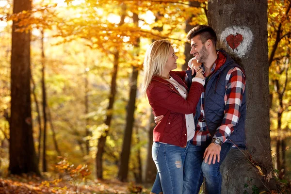 Romantisch paar in het park — Stockfoto