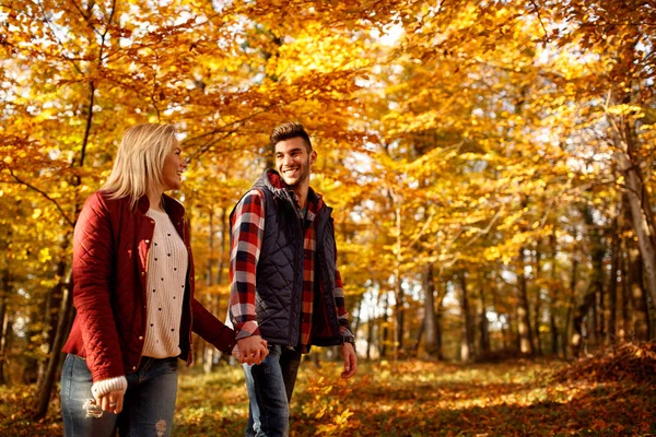 Çift parkta zevk gülümseyen