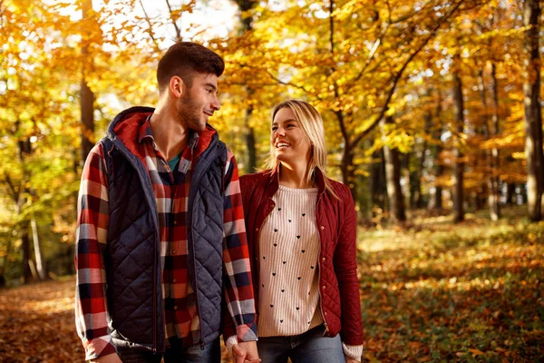 Diversión, amor, relación y personas - pareja romántica en el parque —  Fotos de Stock