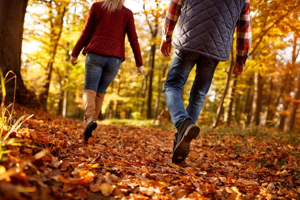 Maak een wandeling door park-liefde, reizen, relatie concept — Stockfoto