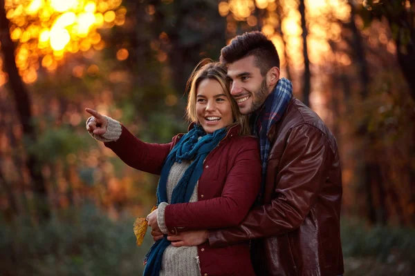 Momento di felicità- giovane coppia — Foto Stock