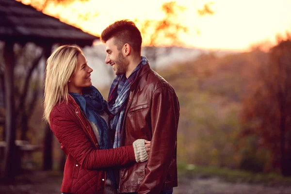 Pillanatra a boldogság - gyönyörű fiatal pár — Stock Fotó