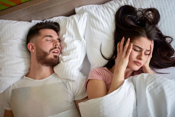 Mujeres en la cama con ronquidos marido —  Fotos de Stock