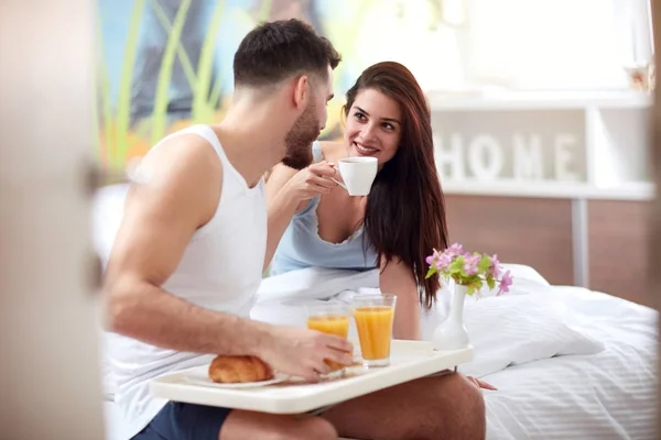 Couple prendre le petit déjeuner romantique au lit — Photo