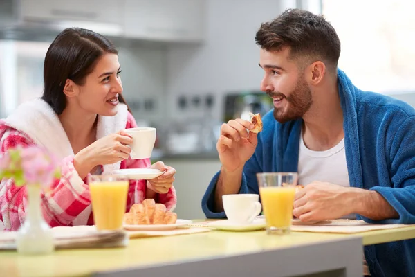 Pequeno-almoço casal juntos — Fotografia de Stock