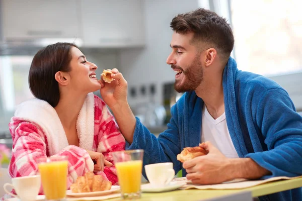 朝食時にキッチンで楽しいを持っているカップル — ストック写真