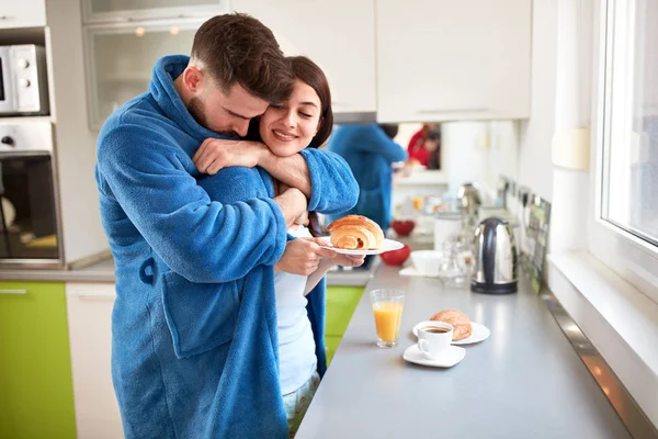 Coppia felice al mattino — Foto Stock