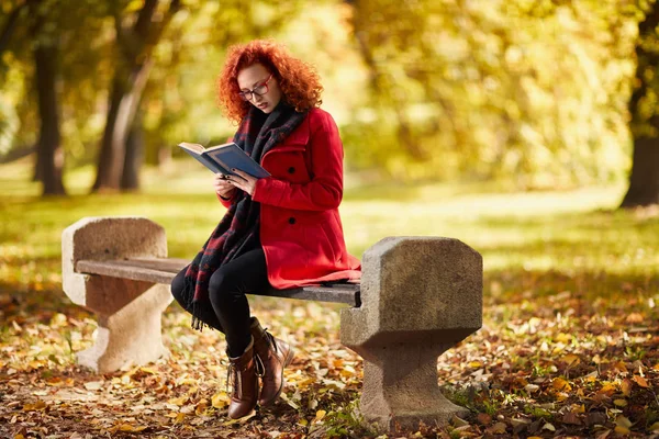 공원에서 여성 읽기 책 — 스톡 사진
