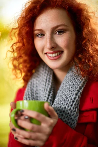 Woman holding cup of tea in park — Stock Photo, Image