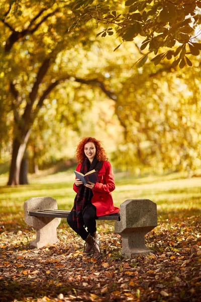 Park kitap ile kıvırcık kız