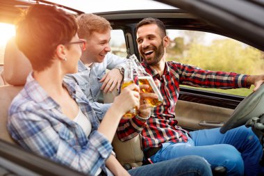 Gülümseyen arkadaşlar eğlenmeye arabada grup