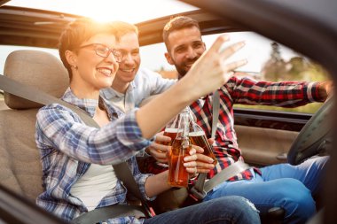 Selfie Zamanı! birlikte tatil anıları fotoğraf yapma arkadaşlar