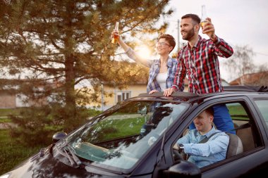 Arkadaş grubu seyahat maceraları birlikte