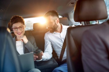 onun dizüstü bilgisayarda çalışan araba hareketli ciddi iş adamı