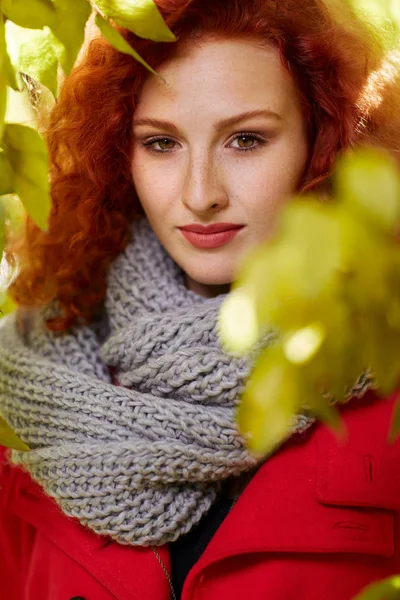 Rood haar vrouw in de natuur — Stockfoto