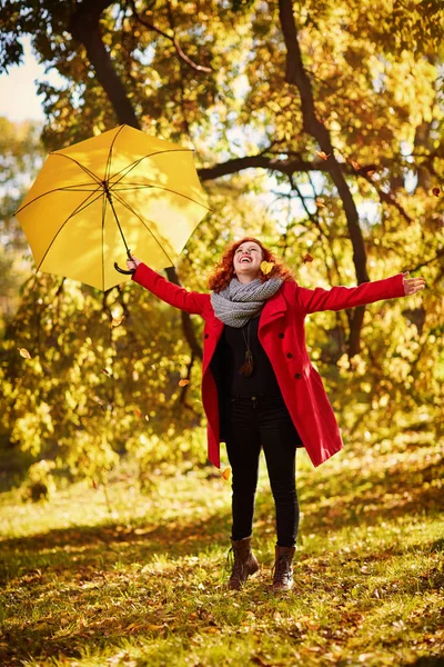 Femme jouissant dans la nature — Photo