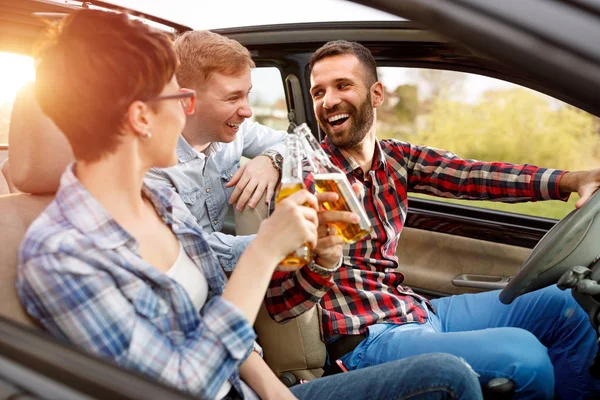 Gülümseyen arkadaşlar eğlenmeye arabada grup