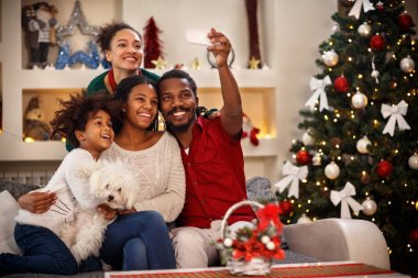 Aile selfie için Noel'e hazırlanmak