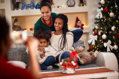 Evde aile Noel fotoğrafı çekmek