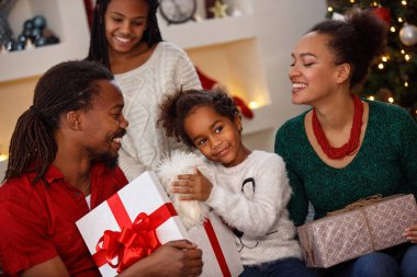 Afro-Amerikan çocuk ailesiyle birlikte Noel için
