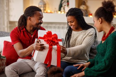 Kızı için Noel hediye vererek anne ve baba