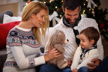 Anne oğluyla oyuncak ayı ile oynarken eğleniyor