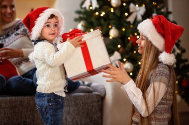 Küçük çocuk kız kardeşi ile büyük bir kutu Noel hediye ile tutun