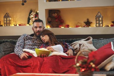 Kadın uykuya adamın kucaklama tv izlerken