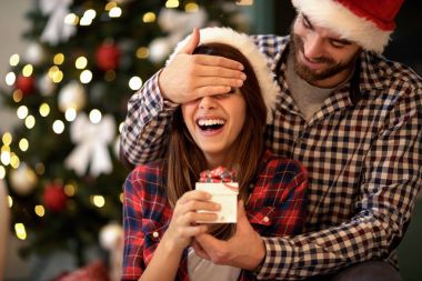 Kız ve erkek arkadaşı Noel Kutlamaları