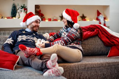 mutlu çiftimiz tatil zevk ve köpekle oynamayı