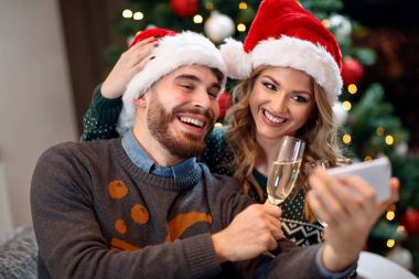 Noel zamanı çift alarak selfie Noel üzerinde gülümseyen