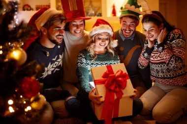 Sürpriz kadın ve arkadaşları Noel hediye açılış kutusunda ile