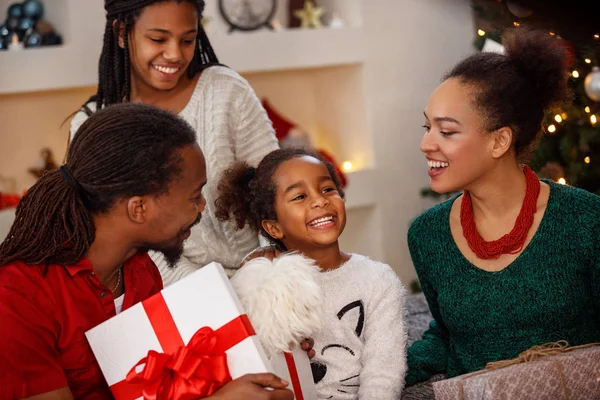 Счастливая маленькая девочка с семьей на Рождество — стоковое фото
