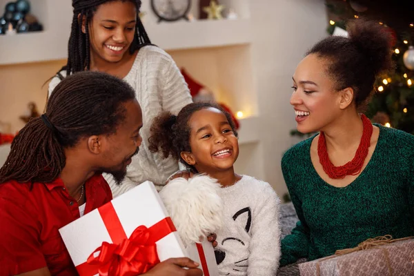 Gelukkig klein meisje bij familie thuis voor Kerstmis — Stockfoto