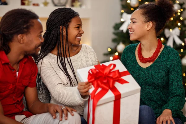 Afro-Amerikan neşeli aile ile Noel için hediye 