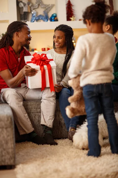 Afro-Amerikan aile ile evde yılbaşı için hediye