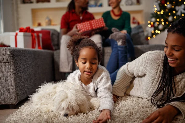 Afrikanisches Kind mit Schwester und Hund zu Weihnachten zu Hause — Stockfoto