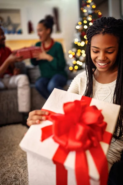 Afrikai nő megnyitja doboz karácsonyi ajándék — Stock Fotó
