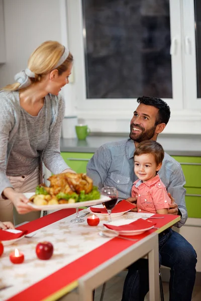 Familia juntos en la mesa — Foto de Stock